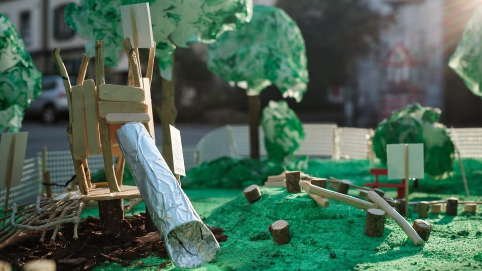 Kinder gehen nebeneinander auf einem Weg