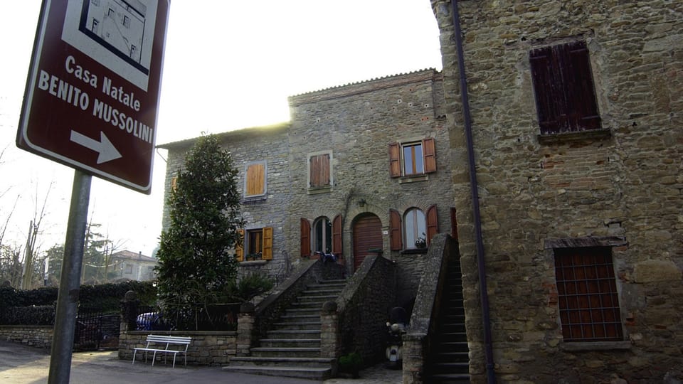 Schild mit der Aufschrift «Casa Natale Benito Mussolini» weist auf ein Haus hin. 