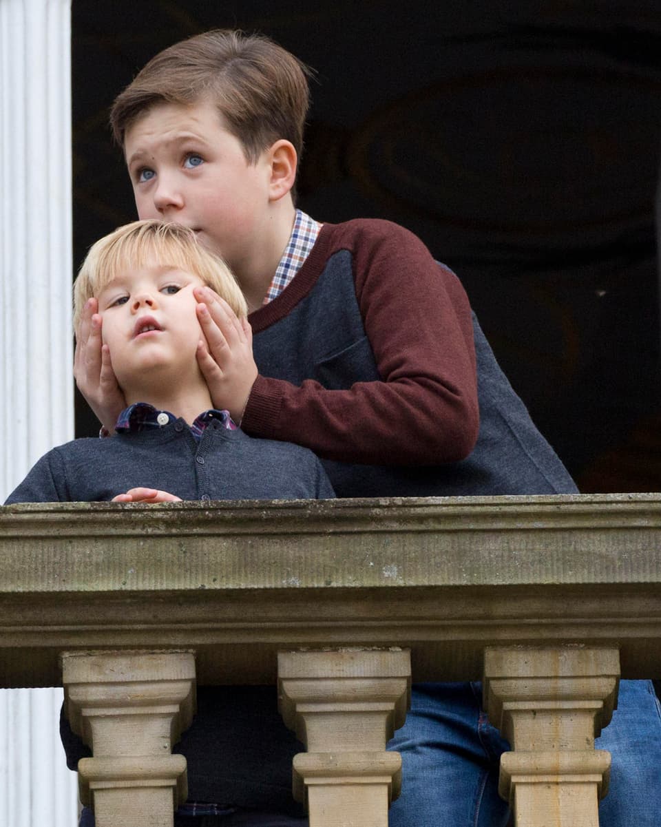Prinz Christian hält den Kopf von Prinz Vincent.
