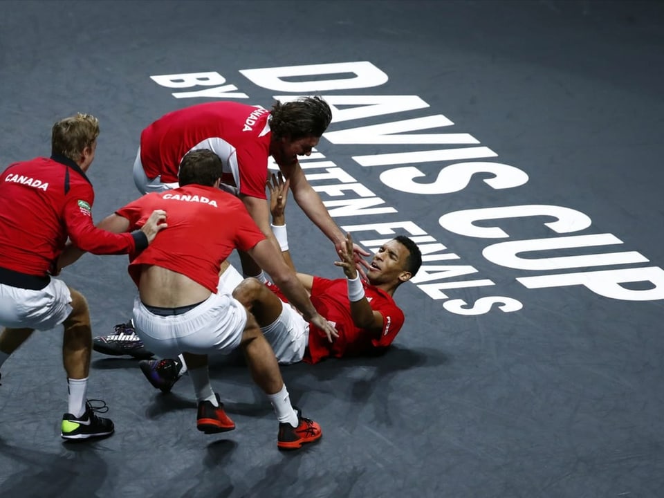 Schreibt mit seinem Team Geschichte Auger-Aliassime wird beglückwünscht