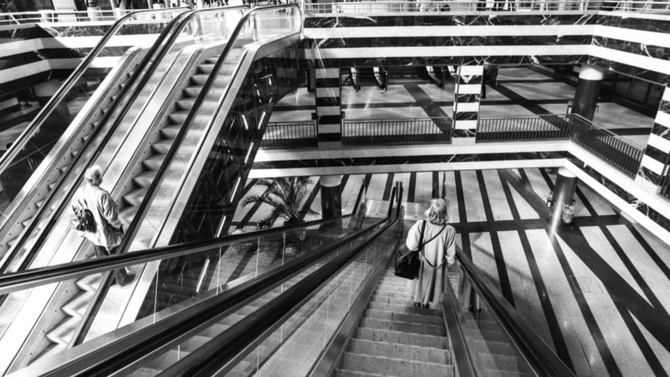 Rolltreppen in Schwarzweiss.