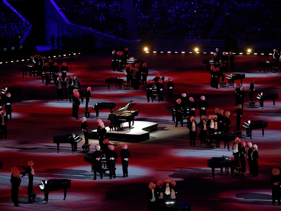 Mehrere hundert Klaviere säumten den Boden des Stadions.