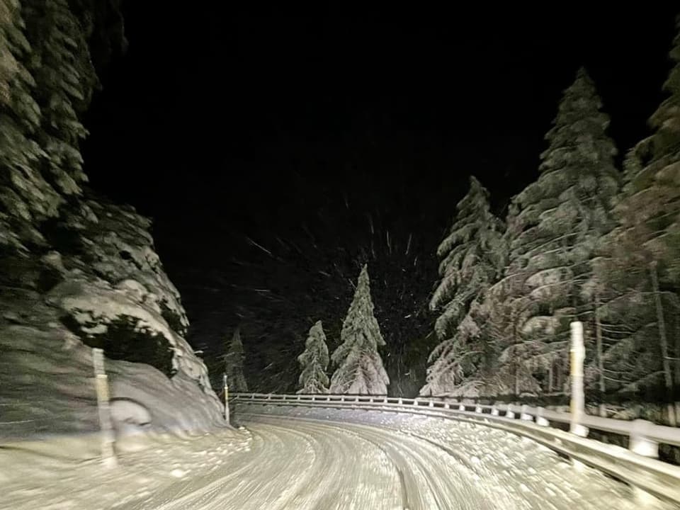 Schneebedeckte Fahrbahn. 
