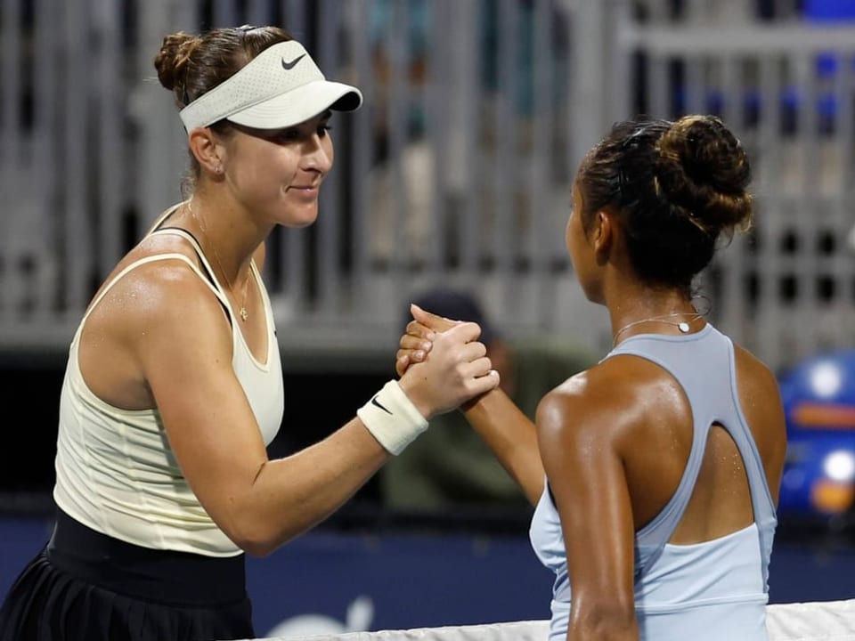 Breakte ihre Gegnerin gleich 5 Mal Belinda Bencic beim Handshake mit Leyla Fernandez.
