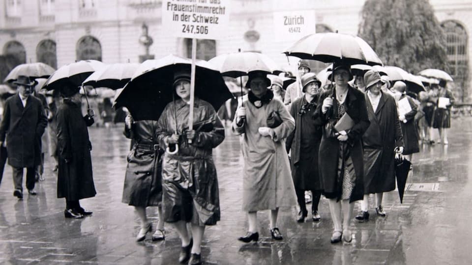Archivbild mit demonstrierenden Frauen aus dem Jahr 1929.