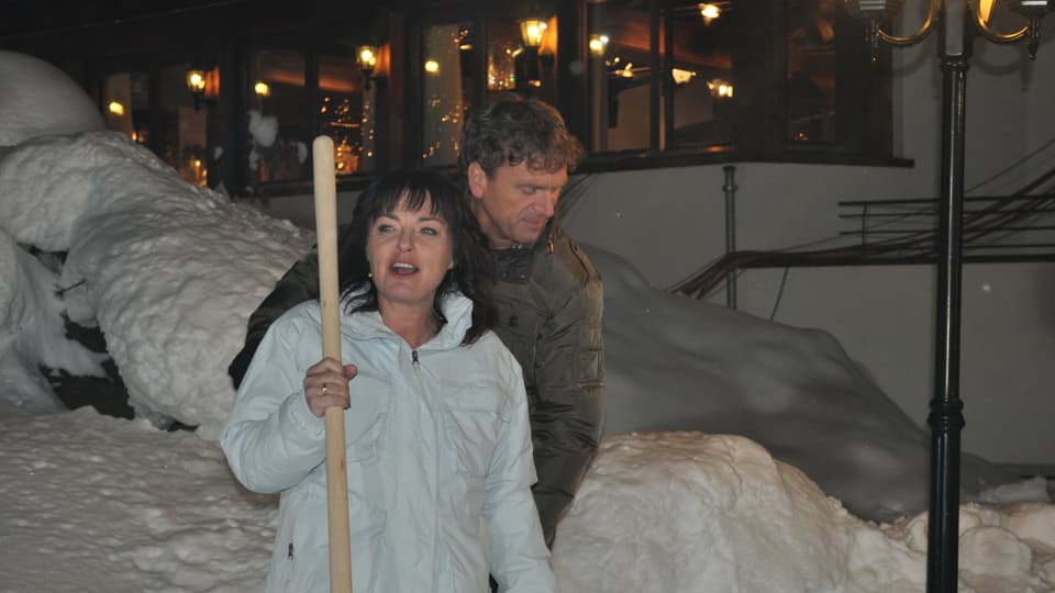 Monika Fasnacht und Dani Müller mit Schneeschaufel