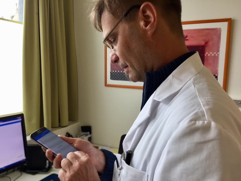 Dirk Johannes Büchter checkt die Daten seiner Probanden anhand der neuen Abnehm-App.