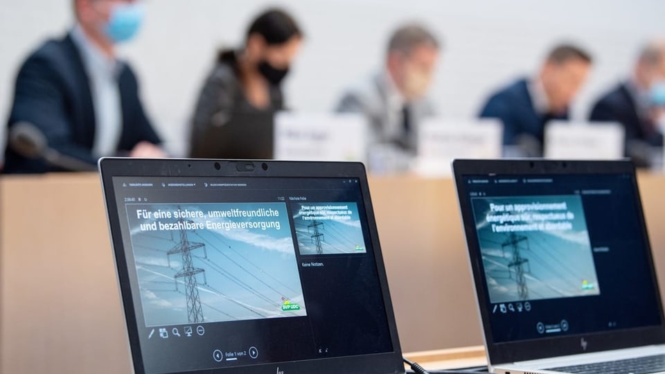 Auf zwei Laptops ist die Präsentation der SVP zu ihrer Energiestrategie zu sehen.