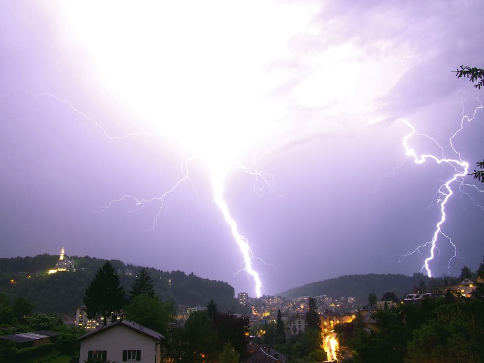 Doppelter Blitzeinschlag im Westen von Luzern.