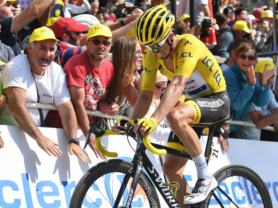 Zuschauer feuern Julian Alaphilippe an der Tour de France an.