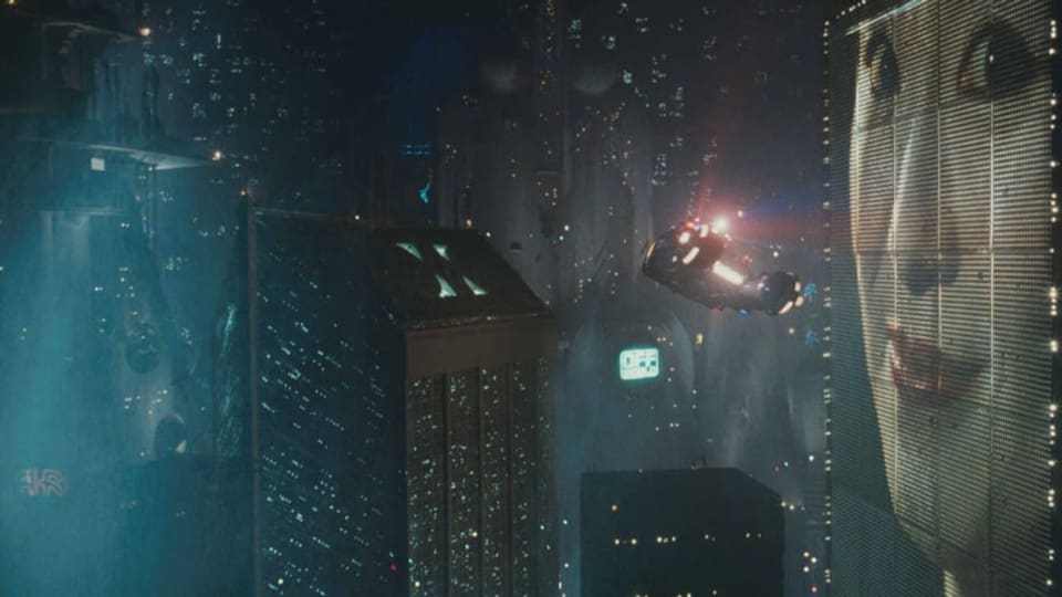 Kleines Raumschiff fliegt durch düstere futuristische Landschaft mit riesig projizierter Werbung