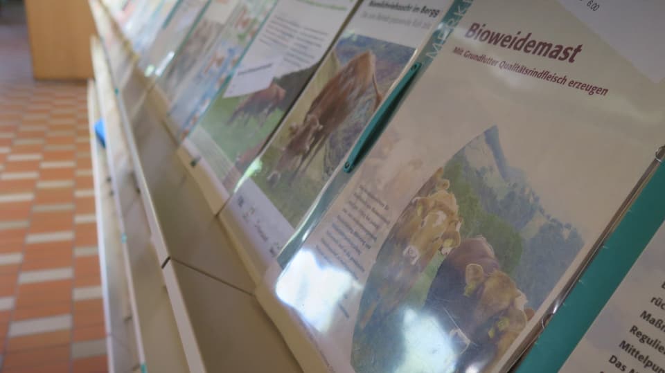 In einem Regal sieht man Brochüren zum Thema Bio-Landwirtschaft.