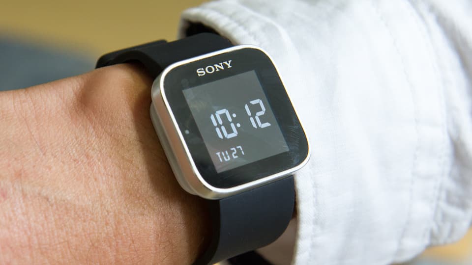 Die Smartwatch zeigt die Zeit an.