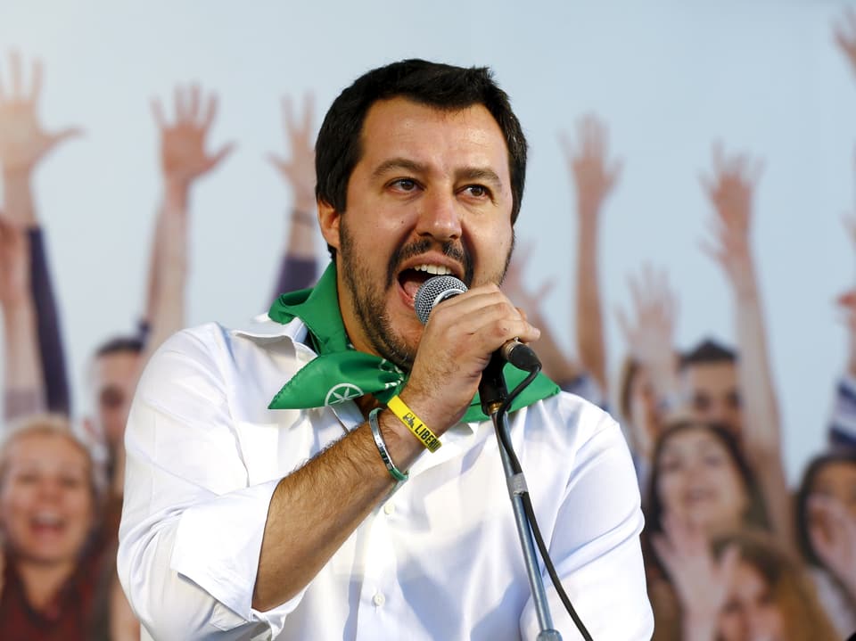 Matteo Salvini bei einer Rede – im Hintergrund jubeln ihm die Anhänger zu 