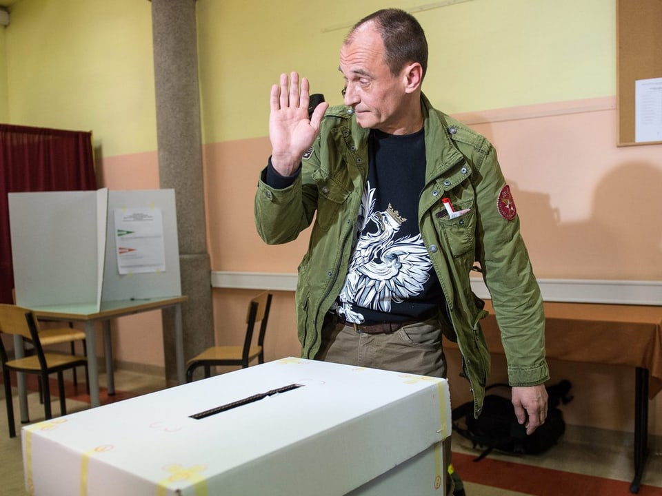 Pawel Kukiz im Wahllokal