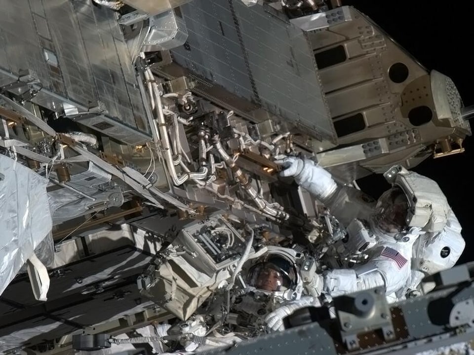 Zwei Astronauten bei Aussenarbeiten an der ISS.