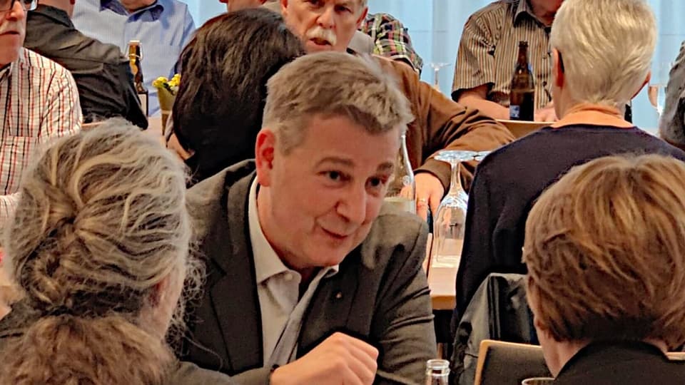Mann sitzt am Tisch
