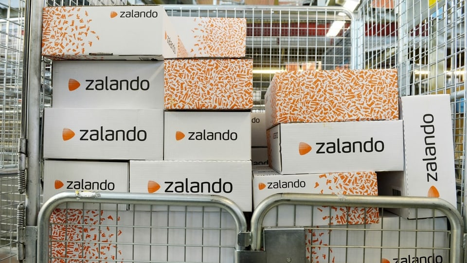 Zalando-Pakete in einem Gitterwagen