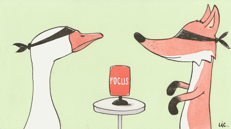Eine Gans und ein Fuchs sitzen sich mit verbundenen Augen gegenüber - in der Mitte ein Focus-Mikrofon