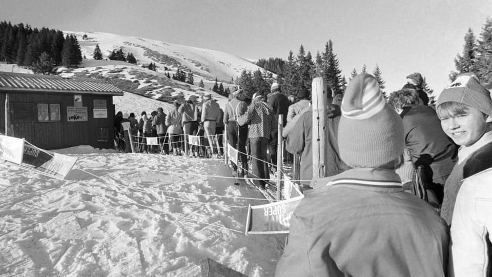 Eine Schlange von Menschen an einem Skilift 1974.