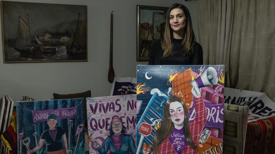 Lord Carroll sostiene un cuadro que representa a una mujer.