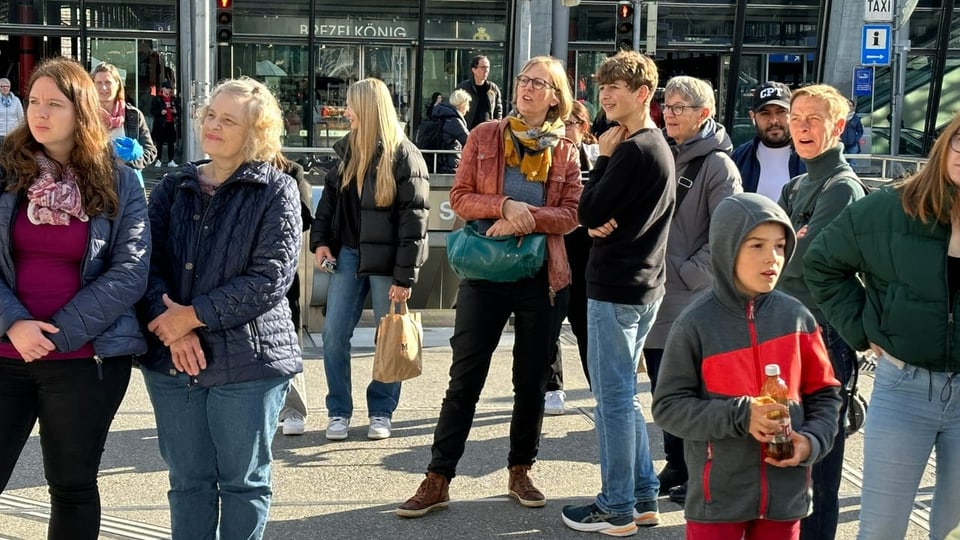 Bahnhofplatz in Luzern gefüllt mit Menschen