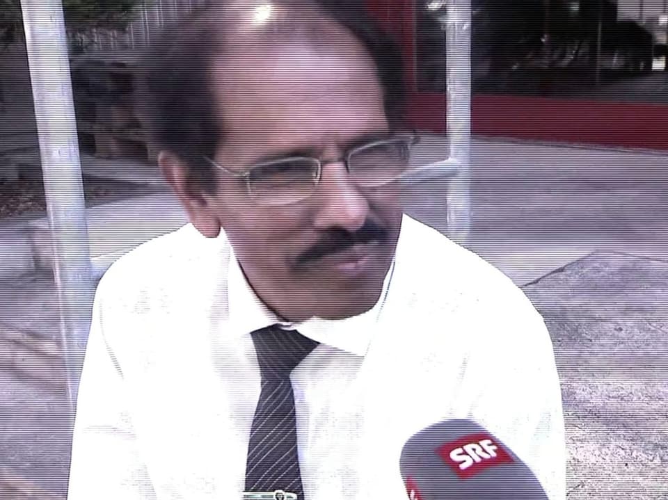 Ein tamilischer Mann mit Mikrofon