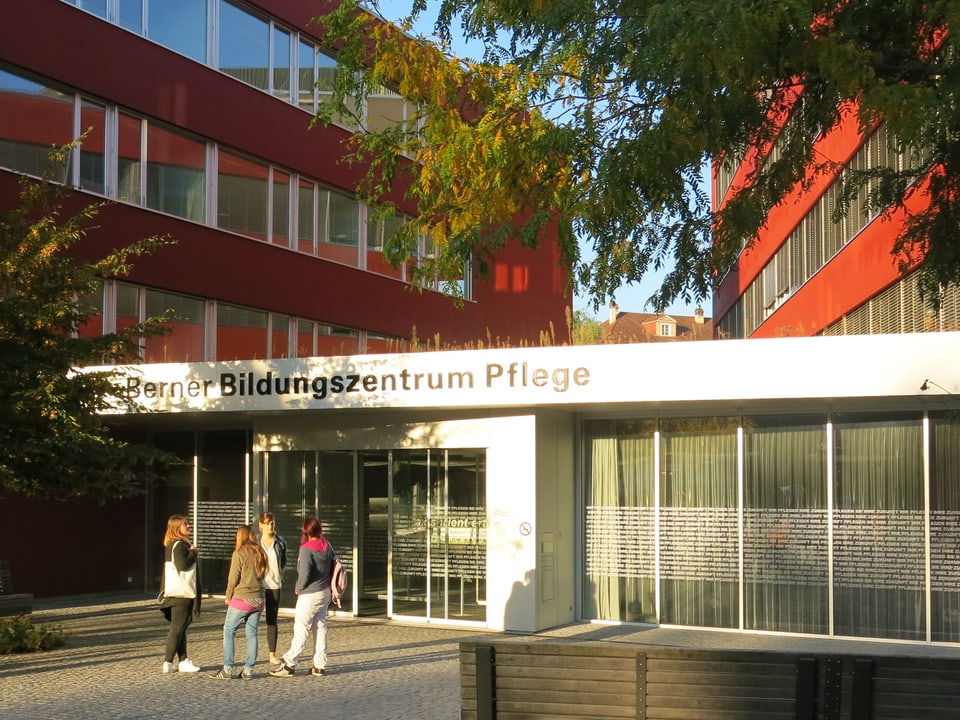 Blick auf den Eingang des Berner Bildungszentrums Pflege