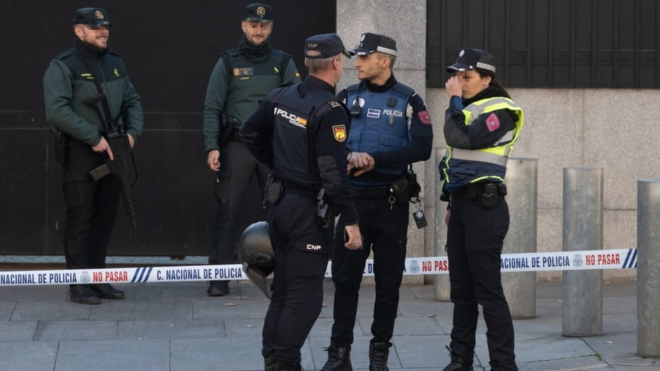 Spanische Polizeikräfte vor der US-Botschaft in Madrid.