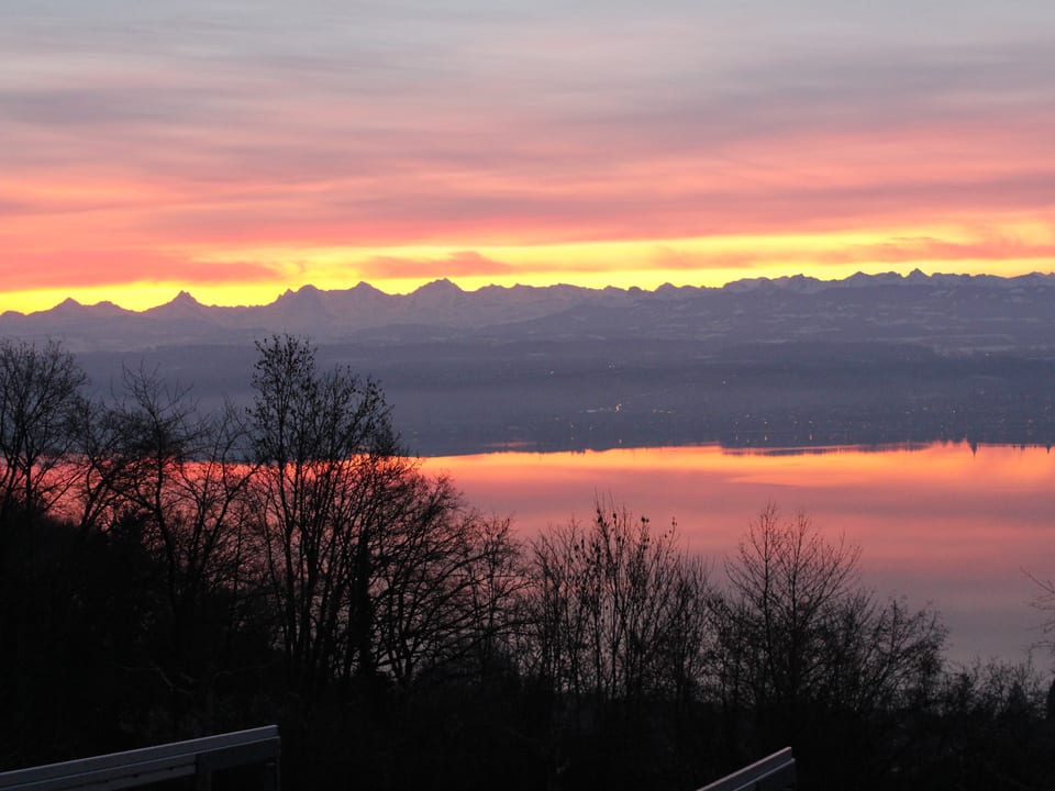 Das Morgenrot spiegelt sich im See-.