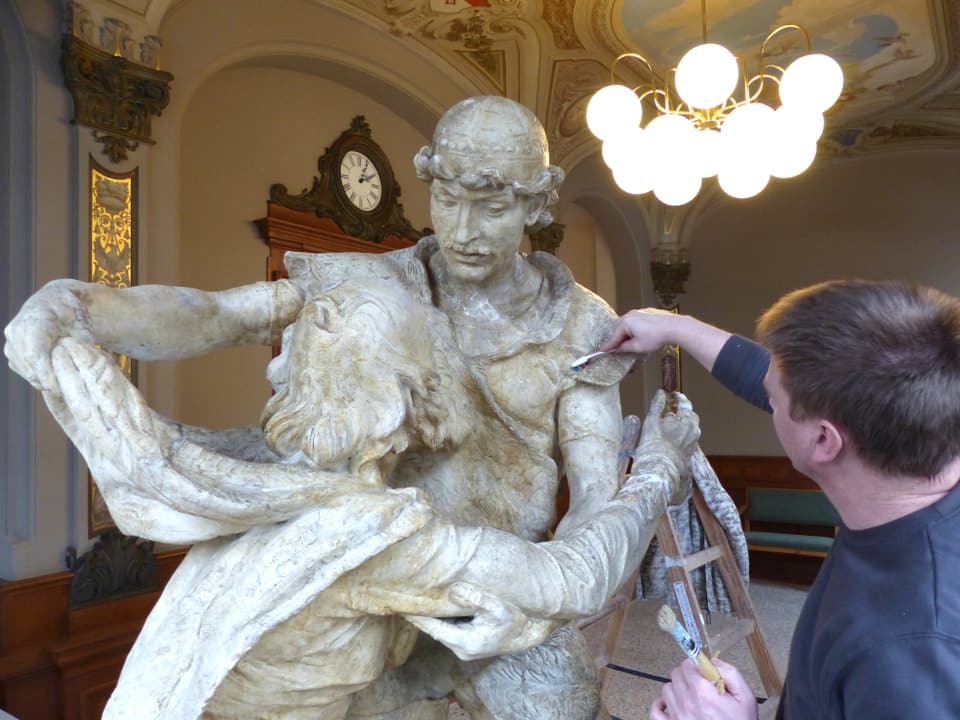 Sorgfältig wird die Skulptur von 1891 restauriert.