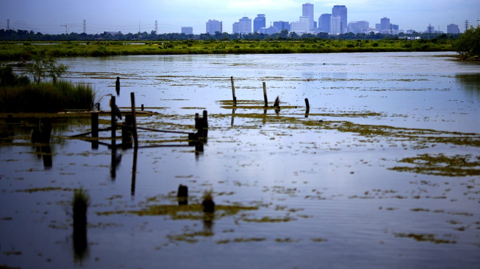 Sumpflandschaft in New Orleans in einer klimatisch gewittrigen Abenddämmerung.