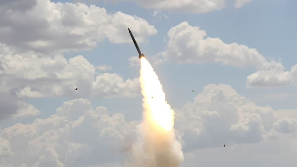 Ein russisches S-300-Luftabwehrsystem startet eine Rakete während militärischer Übungen am 19. Juni 2019.