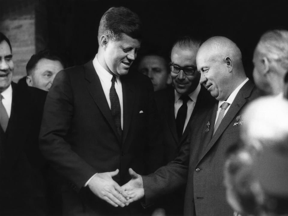 John F. Kennedy und Nikita Chruschtschow reichen sich die Hand