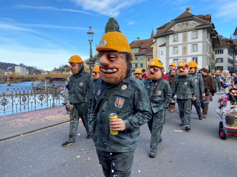 Eine Fasnachtsgruppe verkleidet als Bauarbeiter mit orangem Helm.