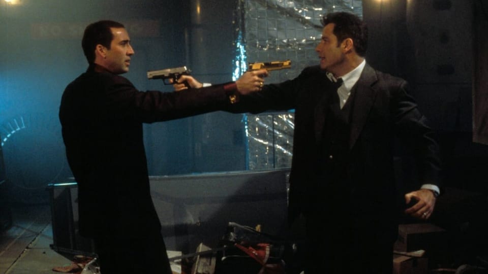 Film-Still aus «Face/Off»: Nicolas Cage und John Travolta richten ihre Pistolen aufeinander.