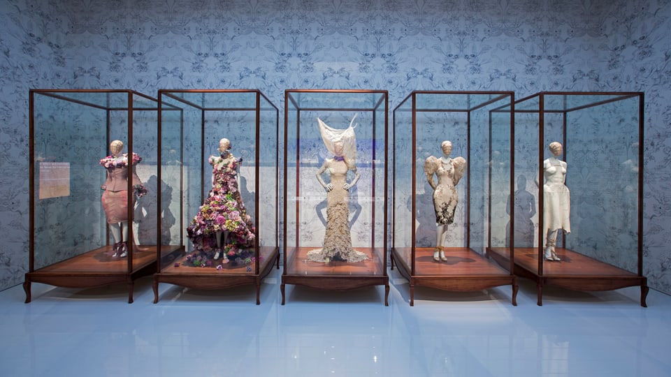 Stücke aus der Kollektion «Romantic Naturalism» von Alexander McQueen werden im Victoria and Albert Museum in London in Glaskästen gezeigt.