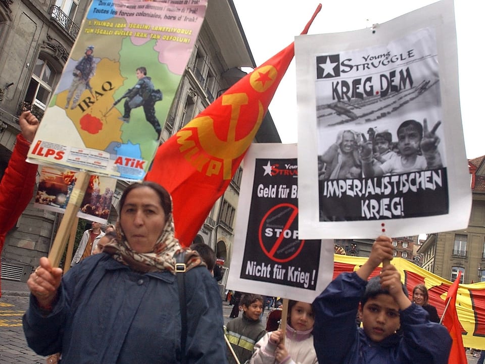 Irakische Flüchtlinge demonstrieren am ersten Jahrestag in Bern.