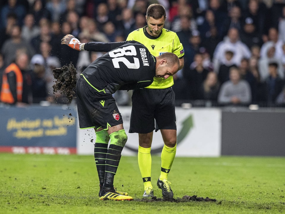 Milan Borjan vor seinem Penaltyversuch im Spiel gegen Kopenhagen.