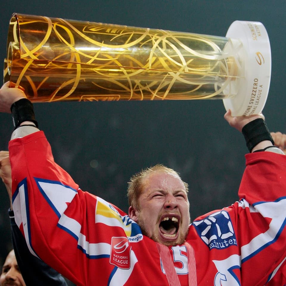 Mathias Seger stemmt 2008 den Meisterpokal in die Höhe.