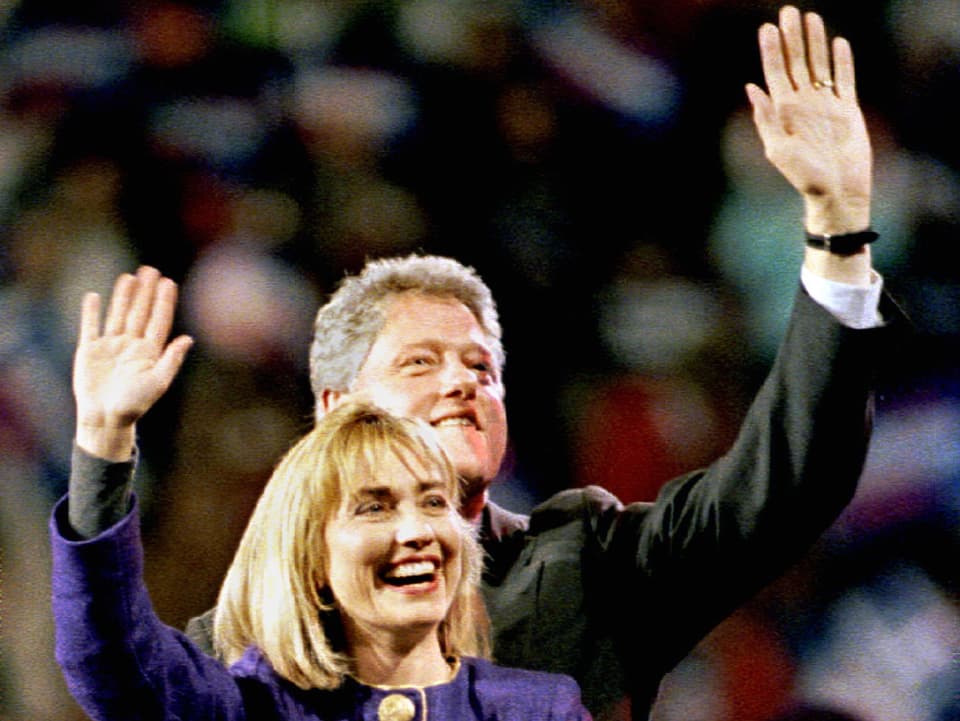 Hillary und Bill Clinton während einer Wahlfeier. Sie jubeln der Menge zu.