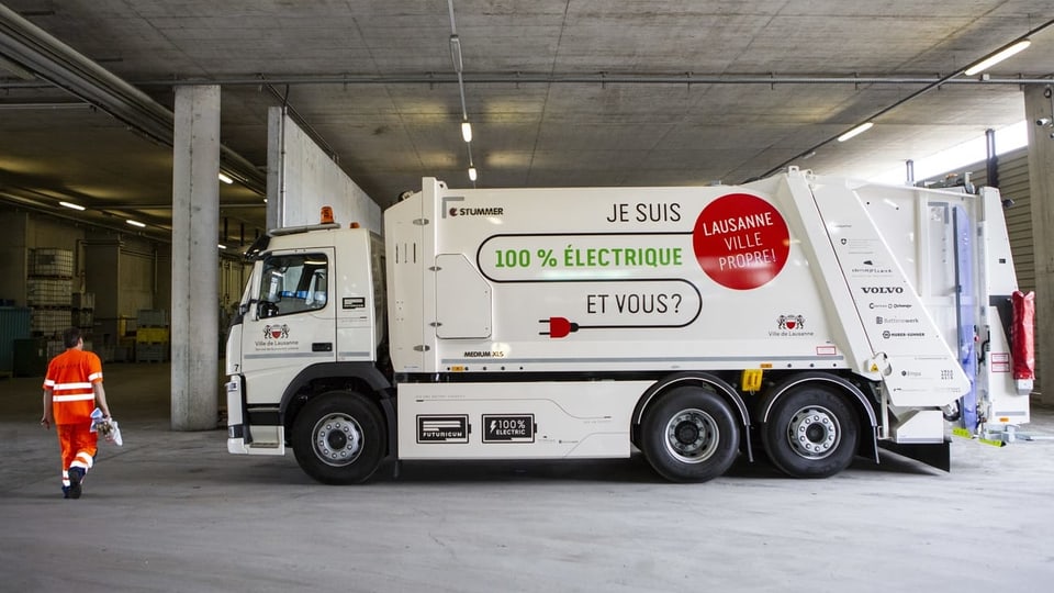 lastwagen von der Seite mit Aufschrift zu Elektrostrom.