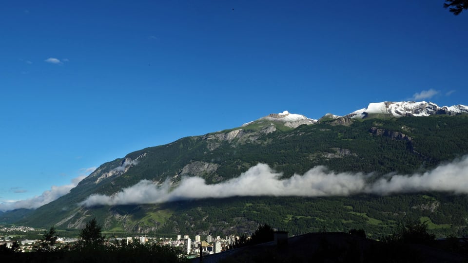 Viel zu sonnig Tiefblauer Himmel über Chur mit ein paar Hangwolken.