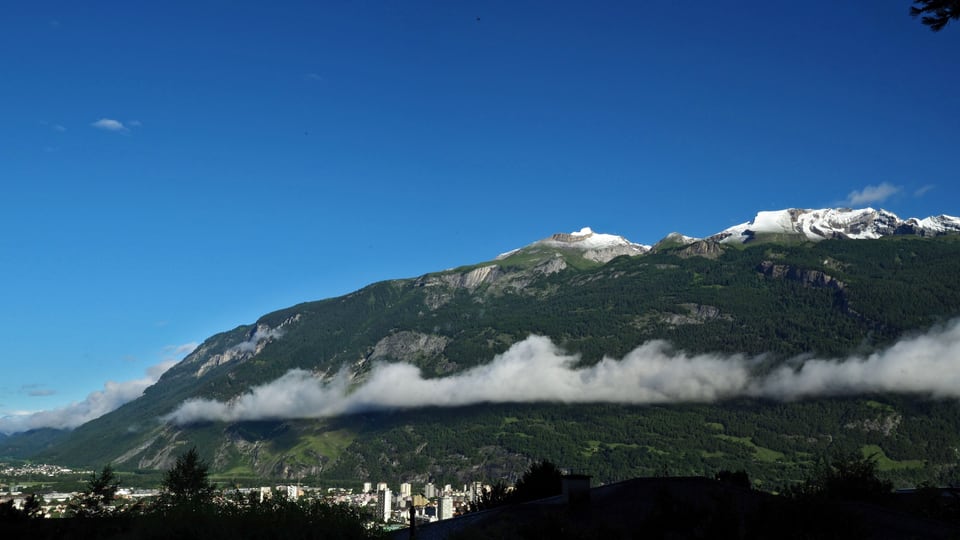 Tiefblauer Himmel über Chur mit ein paar Hangwolken.