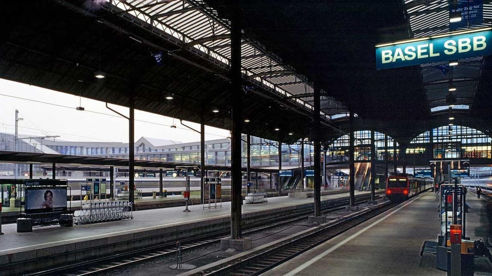 Leere Gleise im Basler Bahnhof