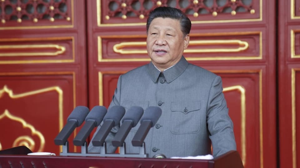 Staatschef Xi Jinping spricht in ein Mikrofon.