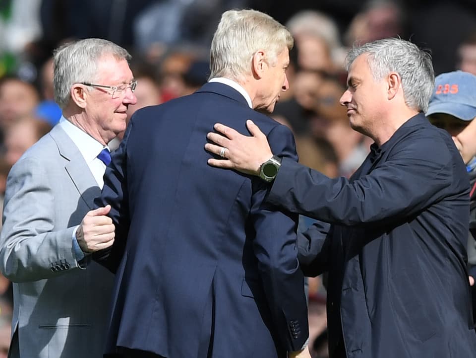 Ferguson legt einen Arm um Wenger, während Mourinho mit dem Franzosen spricht.