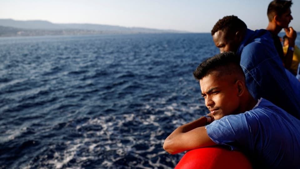 Migranten auf einem Boot.