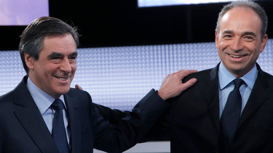Lachende François Fillon (links) und Jean-François Copé halten sich an der Schulter.