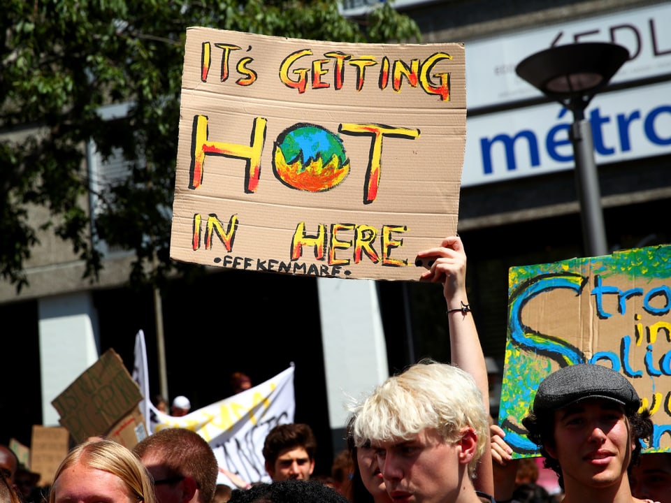 Am Protestzug des Jugend-Klimagipfels «Smile for Future» hält jemand ein Plakat in die Höhe. Darauf ist zu lesen: «It's getting hot in here», zu Deutsch: «Es wird heiss hier».